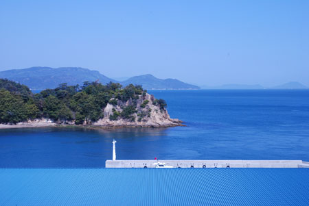 空と海、屋根と堤防